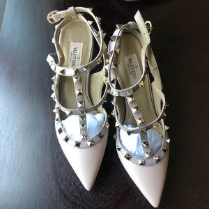 Valentino Rockstud Pumps in beige